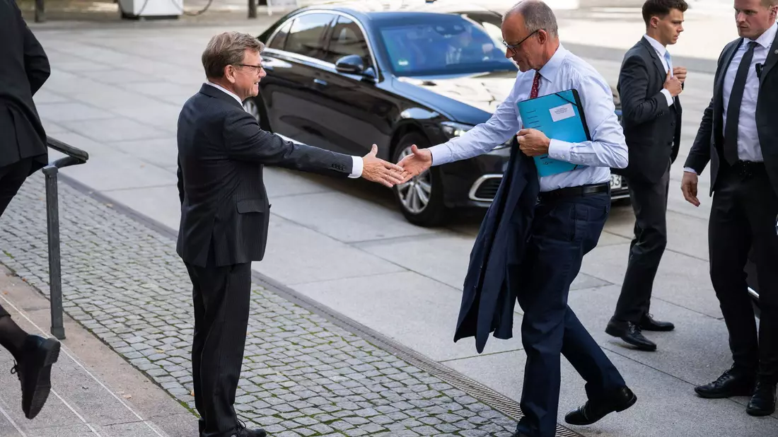 «Du mit Deinem starken Kompass» - bei der Botschafterkonferenz im Auswärtigen Amt lobt Kanzler Friedrich Merz Außenminister Johann Wadephul (beide CDU) in den höchsten Tönen. - Bild: Christophe Gateau/dpa