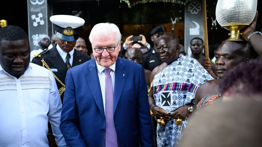 Bundespräsident Frank-Walter Steinmeier stellt sich in Ghana ausdrücklich hinter Außenminister Johann Wadephul (CDU). - Bild: Bernd von Jutrczenka/dpa