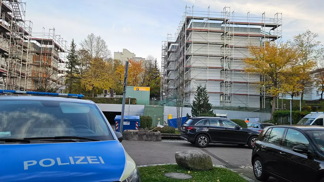 Die Leichen wurden in einem Wohnhaus gefunden.  - Bild: Andreas Rosar/-/dpa