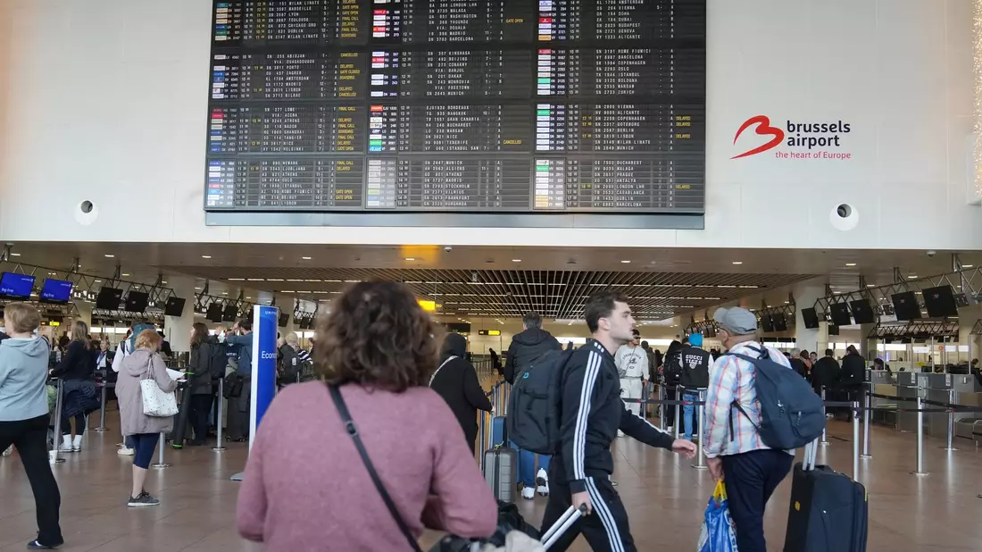 Am Dienstagabend kam der Flugbetrieb am Brüsseler Flughafen wegen Drohnen zweimal zum Erliegen. - Bild: Virginia Mayo/AP/dpa