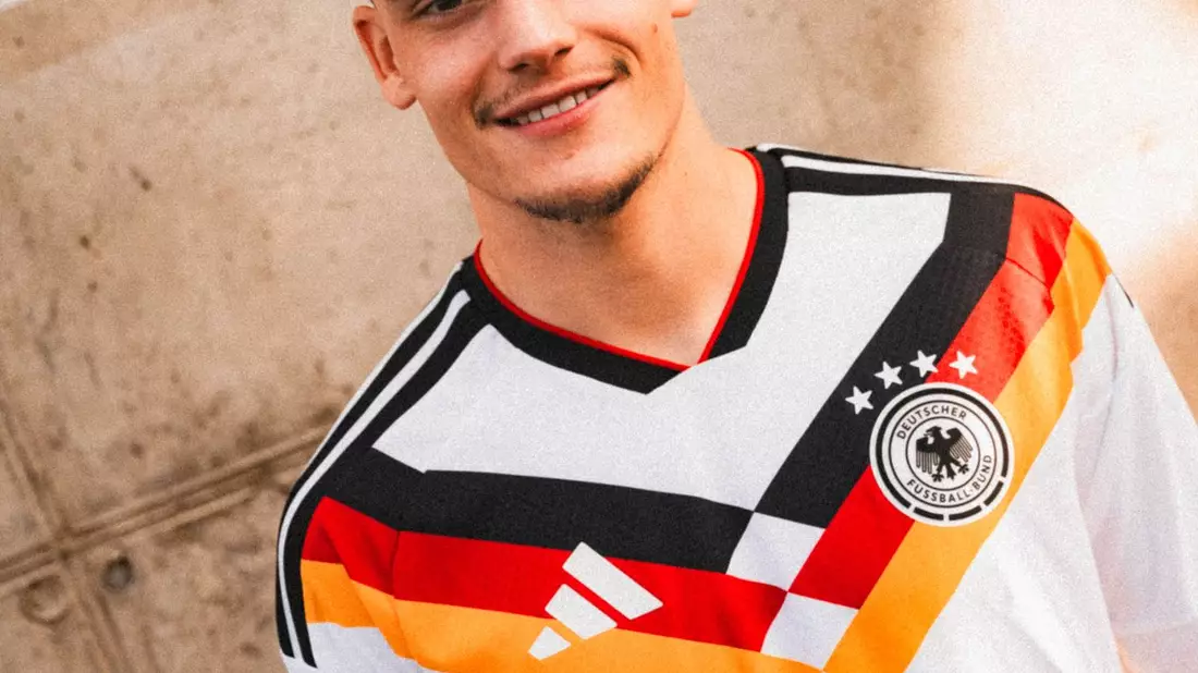 Großer Fan des neuen DFB-Trikots: Stürmer Nick Woltemade. - Bild: -/Adidas/dpa