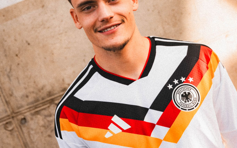 Großer Fan des neuen DFB-Trikots: Stürmer Nick Woltemade. - Foto: -/Adidas/dpa