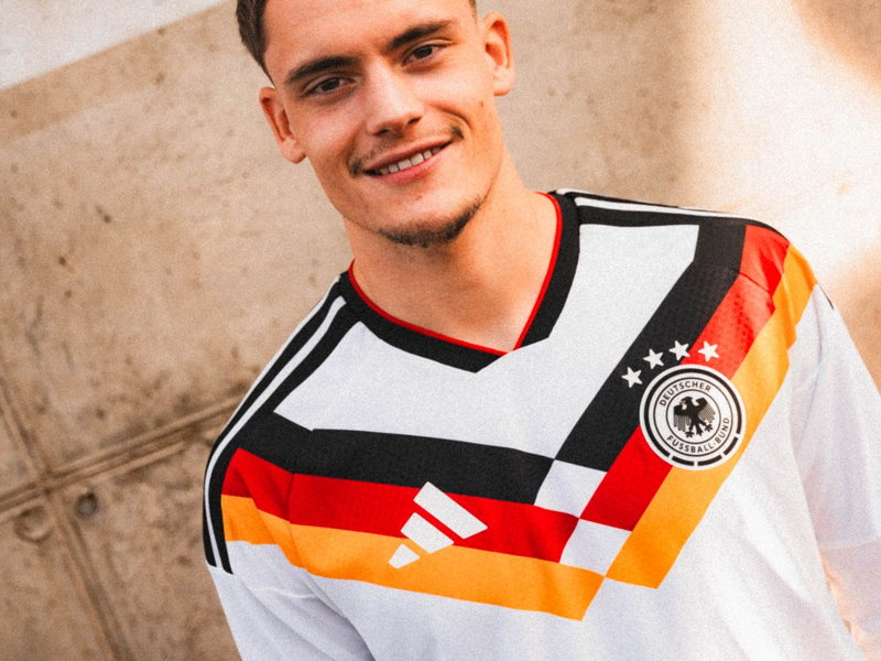 Großer Fan des neuen DFB-Trikots: Stürmer Nick Woltemade. - Foto: -/Adidas/dpa