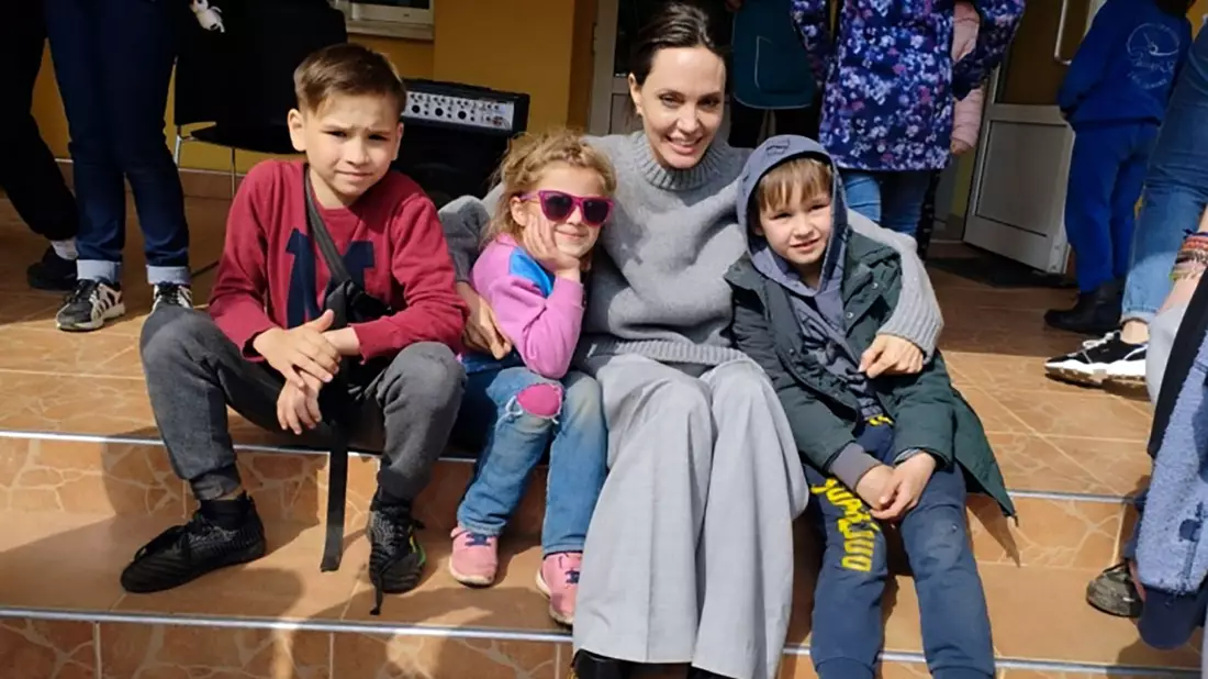 Bereits bei ihrem ersten Besuch kurz nach Kriegsbeginn erregte US-Schauspielerin Angelina Jolie großes Aufsehen. (Archivbild) - Bild: Maksym Kozutsky/Lviv City Hall/AP/dpa