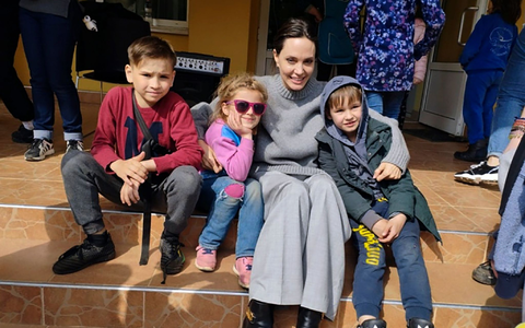Bereits bei ihrem ersten Besuch kurz nach Kriegsbeginn erregte US-Schauspielerin Angelina Jolie großes Aufsehen. (Archivbild) - Foto: Maksym Kozutsky/Lviv City Hall/AP/dpa