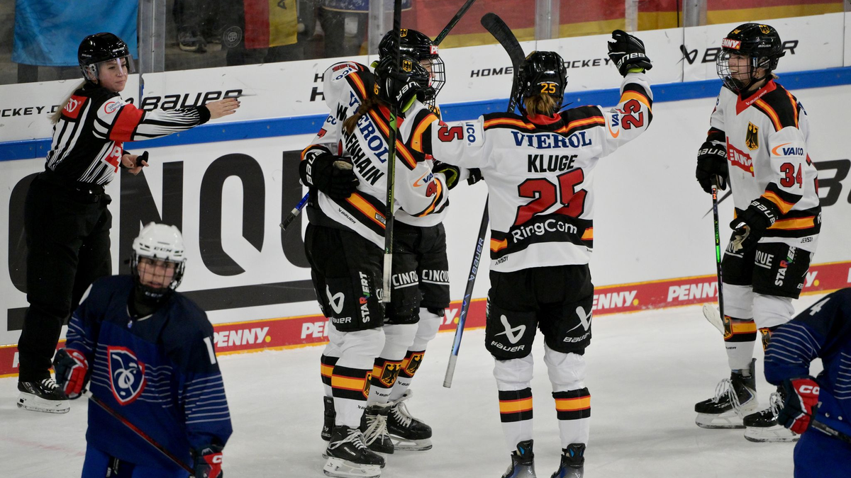 Harte Kampf zum Auftakt für das deutsche Frauenteam - Foto: Peter Kneffel/dpa