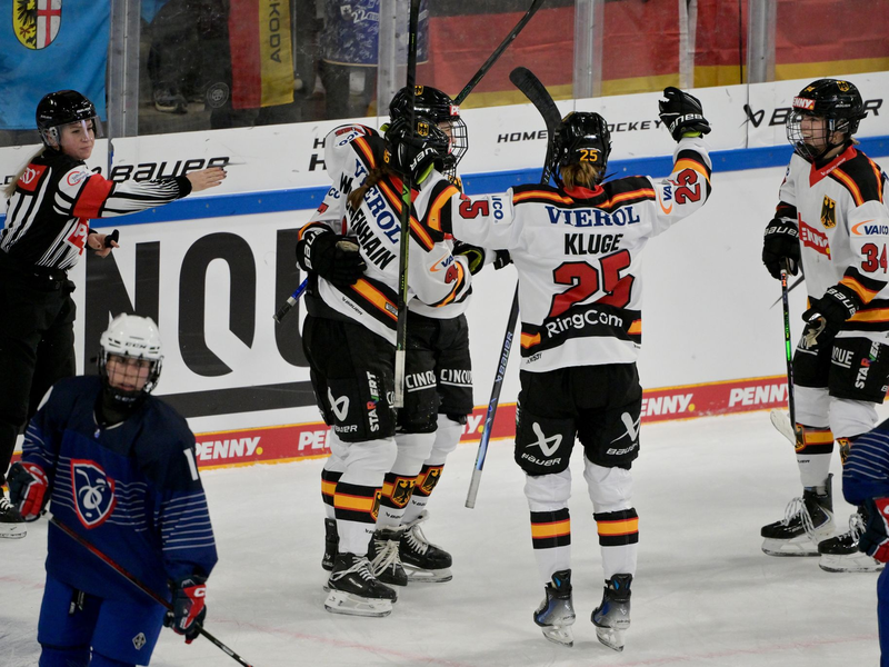 Harte Kampf zum Auftakt für das deutsche Frauenteam - Foto: Peter Kneffel/dpa