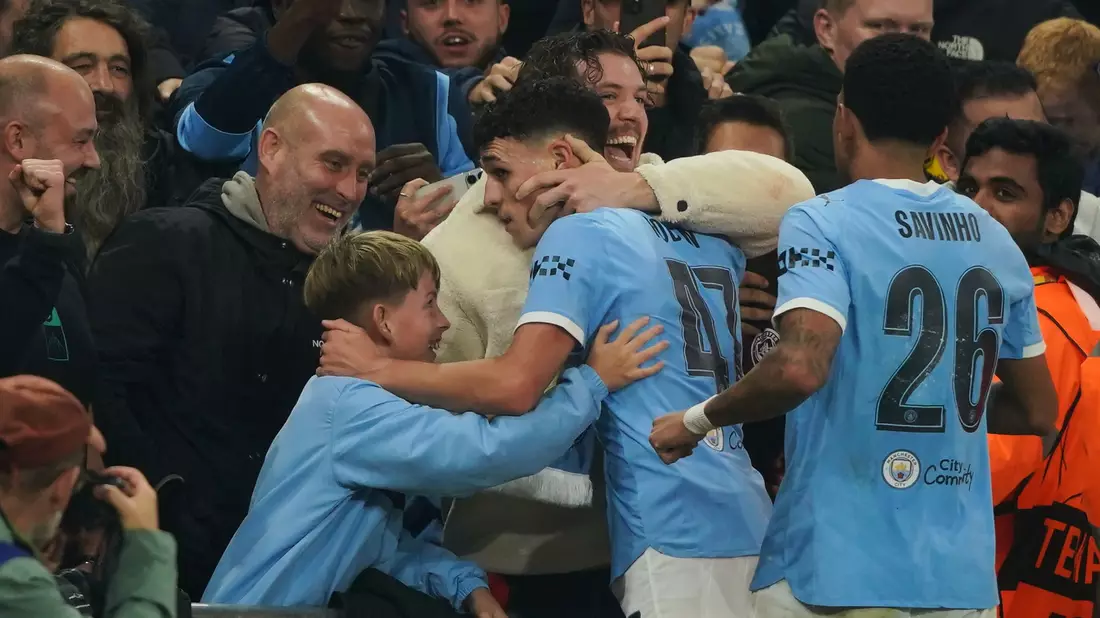 Phil Foden (M) schoss an diesem Abend besonders präzise. - Bild: Ian Hodgson/AP/dpa