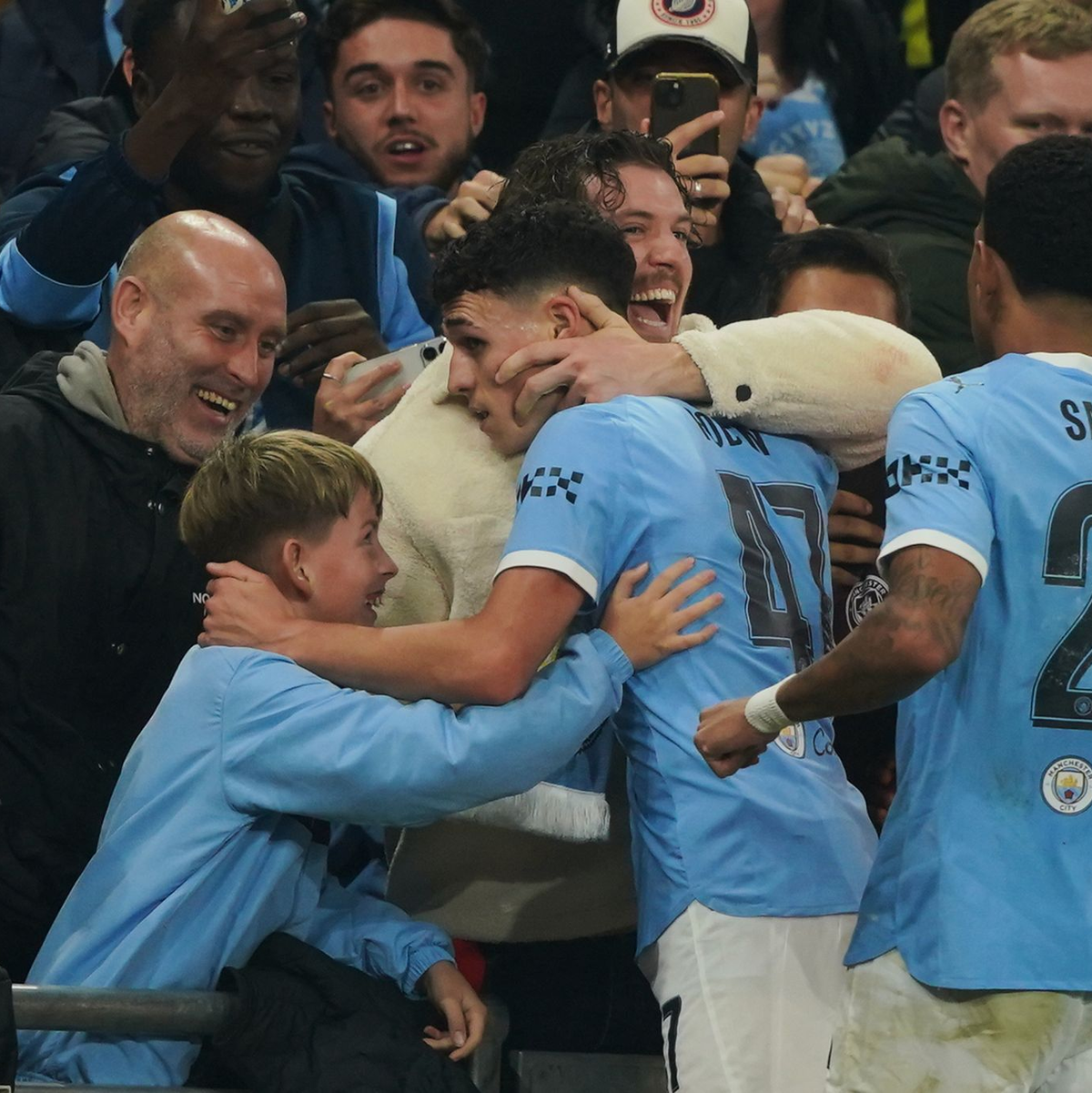 Phil Foden (M) schoss an diesem Abend besonders präzise. - Foto: Ian Hodgson/AP/dpa