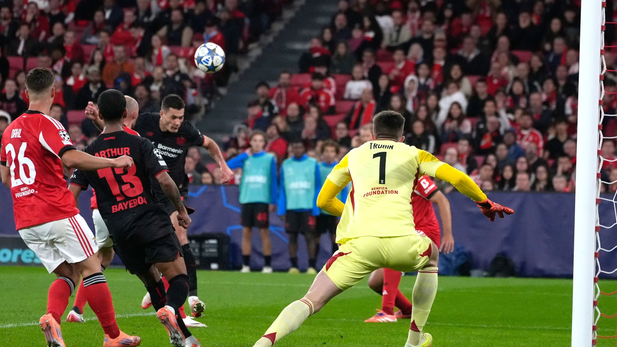 Alejandro Grimaldo (Mitte) lieferte sich ein umkämpftes Duell mit seinem Ex-Club Benfica.  - Foto: Ana Brigida/AP/dpa
