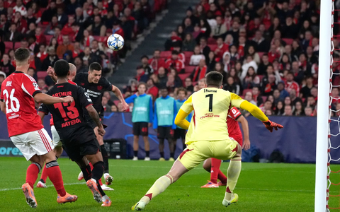 Alejandro Grimaldo (Mitte) lieferte sich ein umkämpftes Duell mit seinem Ex-Club Benfica.  - Foto: Ana Brigida/AP/dpa