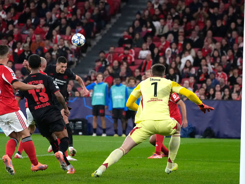 Alejandro Grimaldo (Mitte) lieferte sich ein umkämpftes Duell mit seinem Ex-Club Benfica.  - Foto: Ana Brigida/AP/dpa