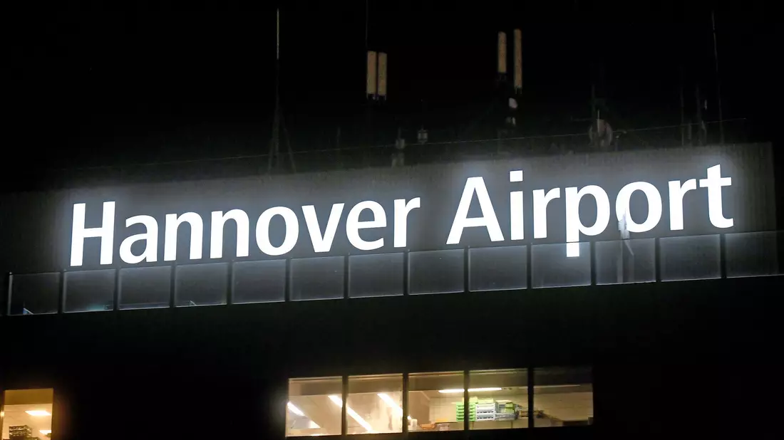 Flieger wurden teils umgeleitet oder konnten erst später landen. (Symbolbild) - Bild: Holger Hollemann/dpa