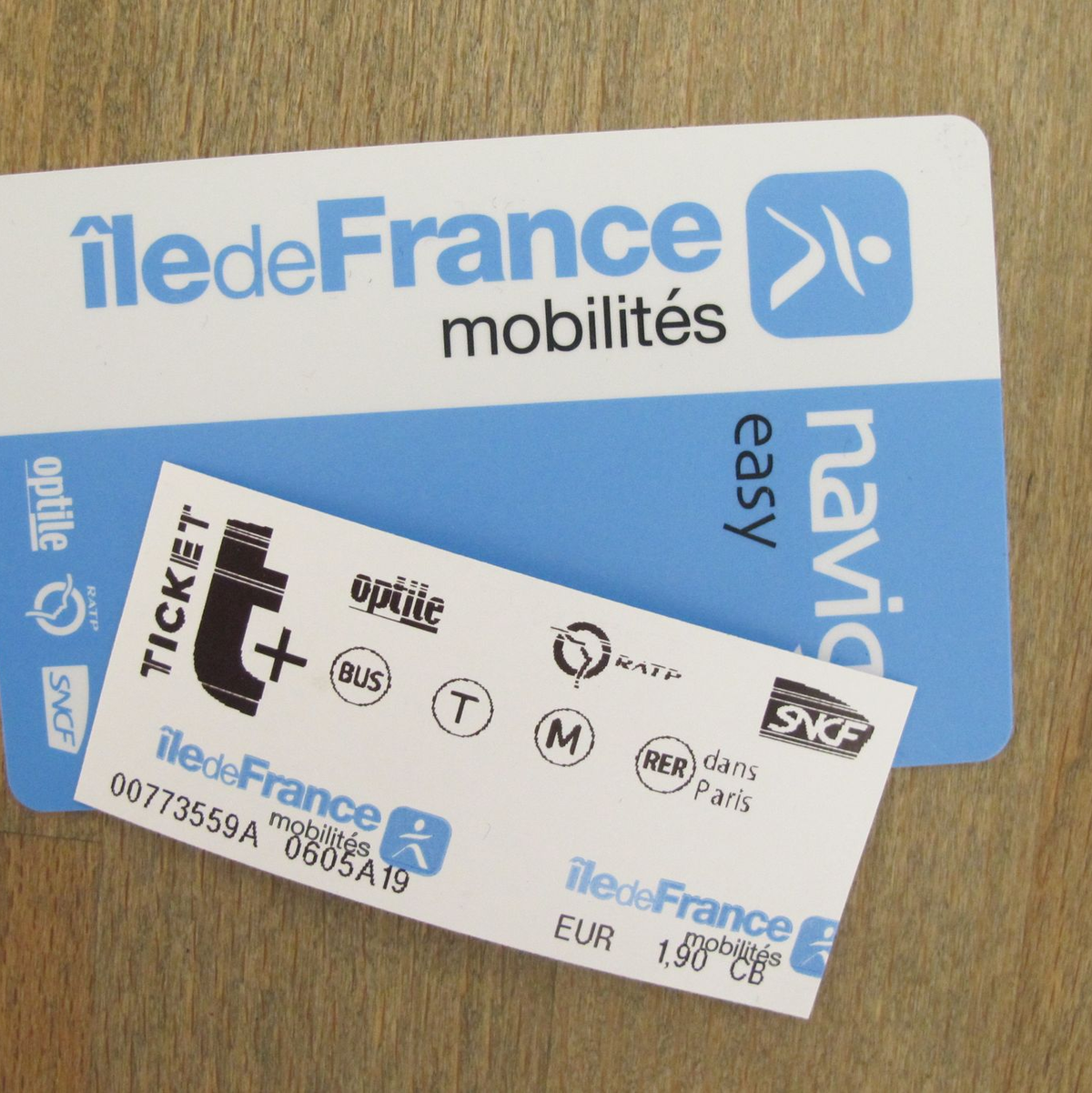 Statt Papier-Tickets gibt es in der Pariser Metro künftig elektronisch aufladbare Karten und Tickets auf dem Smartphone (Archivbild). - Foto: Julia Naue/dpa