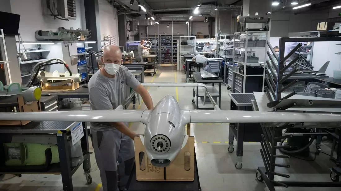 Die Ukraine gilt mittlerweile unter anderem im Bereich der Drohnenproduktion als Vorbild. (Archivbild) - Bild: Efrem Lukatsky/AP