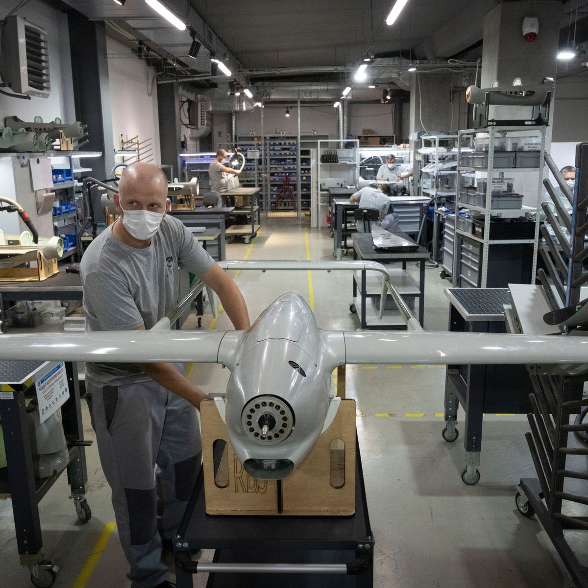 Die Ukraine gilt mittlerweile unter anderem im Bereich der Drohnenproduktion als Vorbild. (Archivbild) - Foto: Efrem Lukatsky/AP