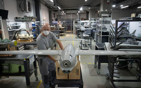 Die Ukraine gilt mittlerweile unter anderem im Bereich der Drohnenproduktion als Vorbild. (Archivbild) - Foto: Efrem Lukatsky/AP