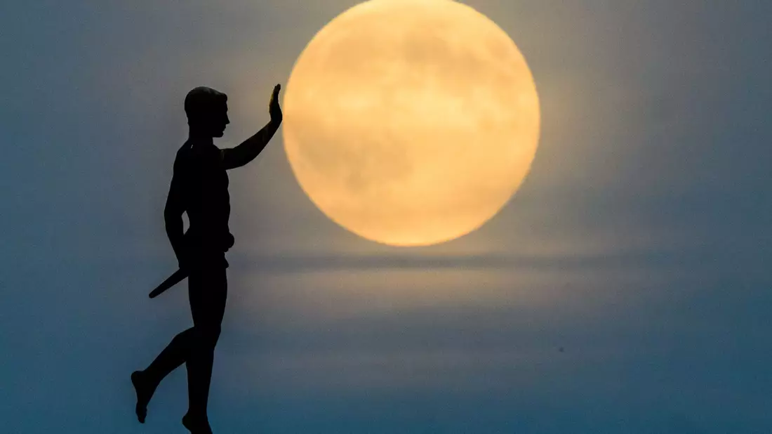 Laut dem Deutschen Wetterdienst war der Mond am Mittwochabend fast überall gut zu sehen. - Bild: Julian Stratenschulte/dpa