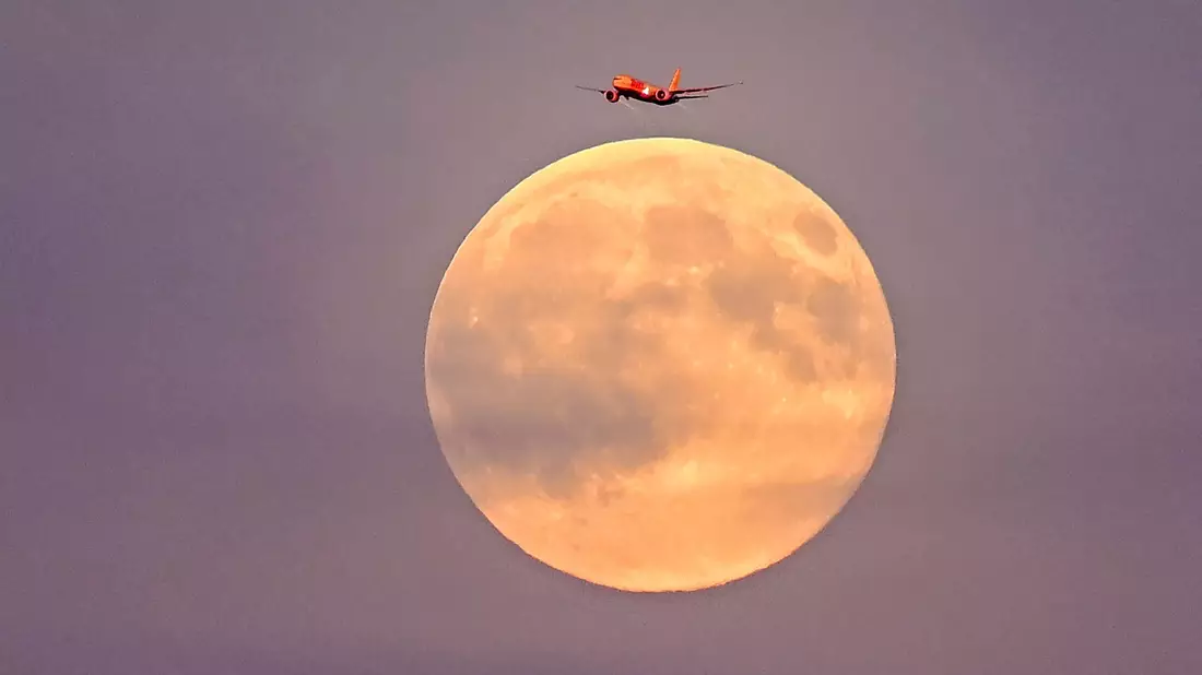 Der sogenannte Supermond ist der größte Vollmond des Jahres. - Bild: Jennifer Brückner/dpa
