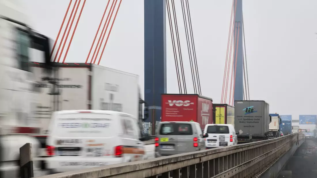 Müsste die Norderelbbrücke kurzfristig gesperrt werden, wäre der volkswirtschaftliche Schaden immens. (Archivbild) - Bild: Christian Charisius/dpa
