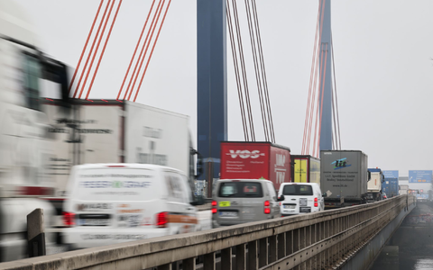 Müsste die Norderelbbrücke kurzfristig gesperrt werden, wäre der volkswirtschaftliche Schaden immens. (Archivbild) - Foto: Christian Charisius/dpa