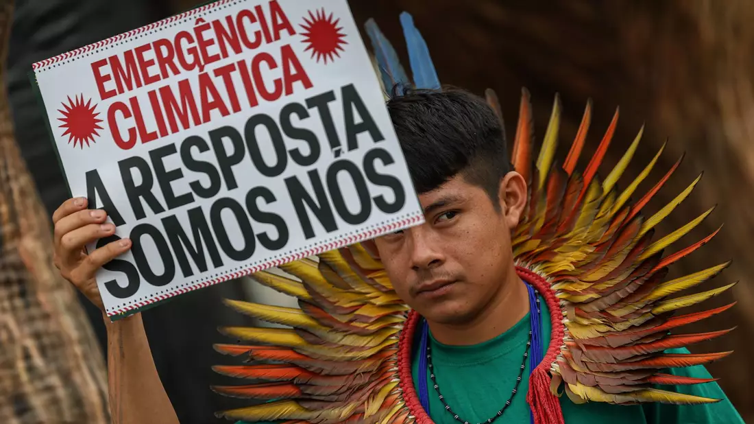 Ein Aktivist ist vor dem Gelände der Weltklimakonferenz in Brasilien zu sehen. (Archivbild) - Bild: Marcelo Camargo/Agencia Brazil/dpa