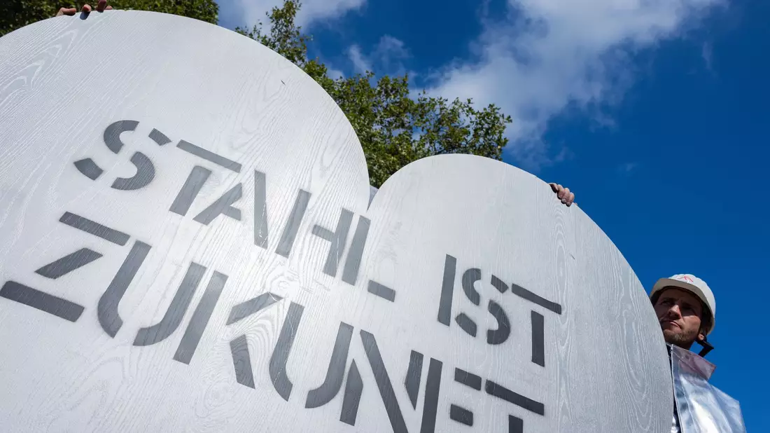 An dem «Stahlgipfel» in Berlin nehmen auch Vertreter von Stahlerzeugern und Gewerkschaften teil. (Archivbild) - Bild: Rolf Vennenbernd/dpa