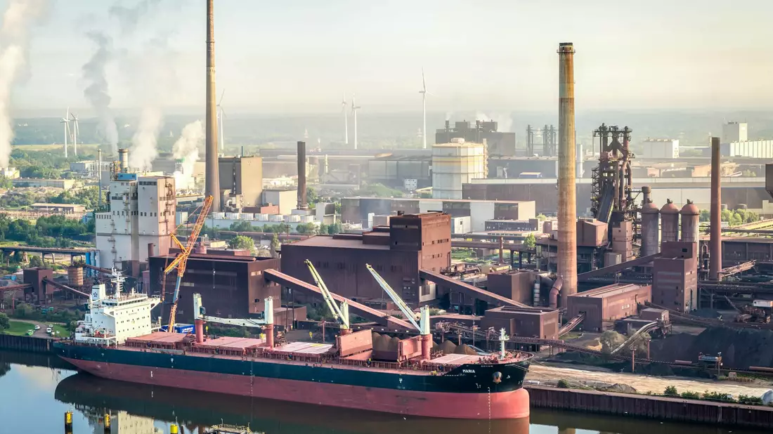  Die Stahlbranche leidet unter Billigimporten, hohen Energiepreisen und der Konjunkturschwäche. (Archivbild) - Bild: Sina Schuldt/dpa