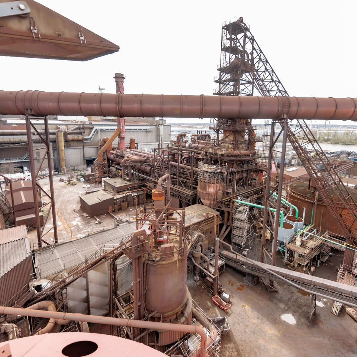 Die Direktreduktionsanlage auf dem ArcelorMittal-Stahlstandort Hamburg wird mit Erdgas betrieben und ist seit mehr als 50 Jahren in Betrieb. (Archivbild) - Foto: Markus Scholz/dpa