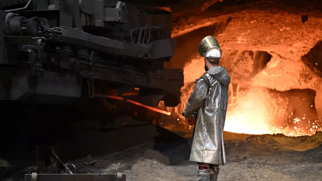 Hochofen von Thyssenkrupp Steel: Es wird auch künftig Stahl produziert werden, aber deutlich weniger als bislang. - Bild: Federico Gambarini/dpa