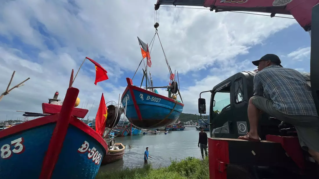 In Vietnam wurden vorsorglich Boote in Sicherheit gebracht. - Bild: Pham Linh/VNExpress/AP/dpa