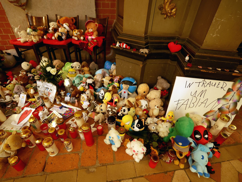 Die Polizei durchsucht im Zusammenhang mit dem gewaltsamen Tod des achtjährigen Fabians erneut Objekte in Reimershagen. - Foto: Bernd Wüstneck/dpa
