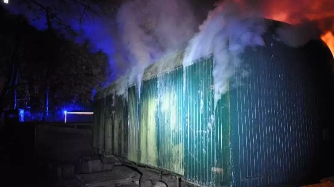 POL-OS: Osnabrück/Kalkhügel: Zwei Bauwagen auf Grünfläche in Brand geraten - Polizei ermittelt wegen Brandstiftung - Bild: presseportal.de
