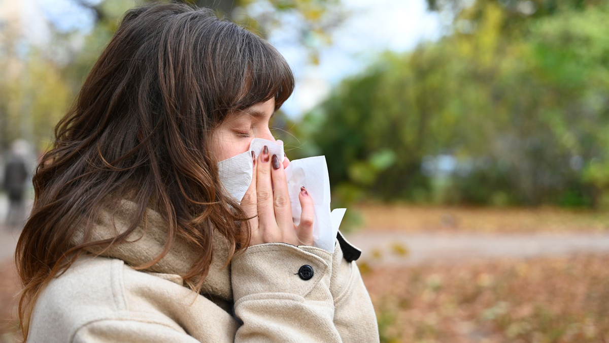 Wer niesen muss, sollte sich von anderen Personen abwenden und ein Taschentuch oder die Armbeuge vor Mund und Nase halten (Symbolbild). - Foto: Elisa Schu/dpa