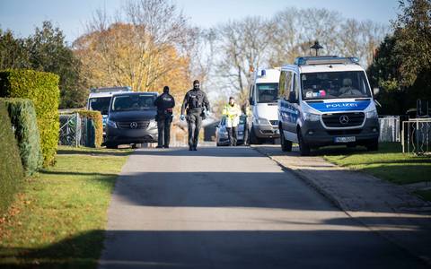 Rund 120 Kräfte sind laut Polizei bei den Durchsuchungen im Einsatz.  - Foto: Philip Dulian/dpa