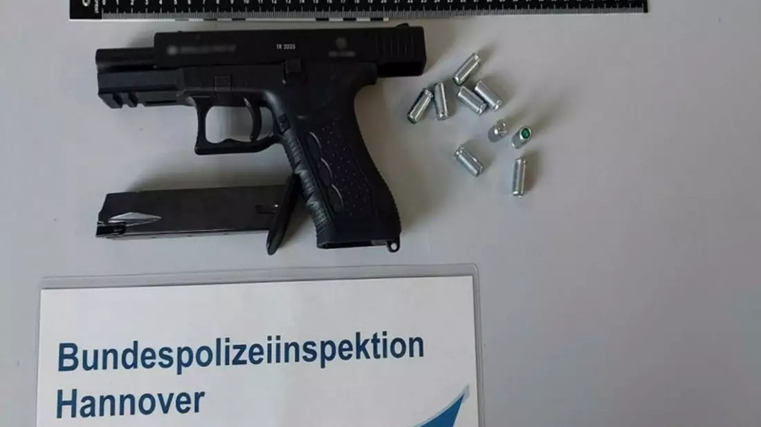 BPOL-H: Bundespolizei stoppt Mann mit Schreckschusswaffe im Hauptbahnhof Braunschweig - Bild: presseportal.de