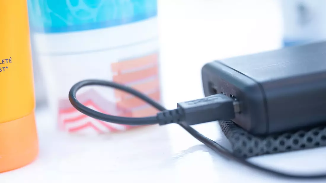 Immer mehr Fluglinien überprüfen ihre Richtlinien für den Transport von Lithium-Batterien. (Symbolbild) - Bild: Sebastian Gollnow/dpa/dpa-tmn