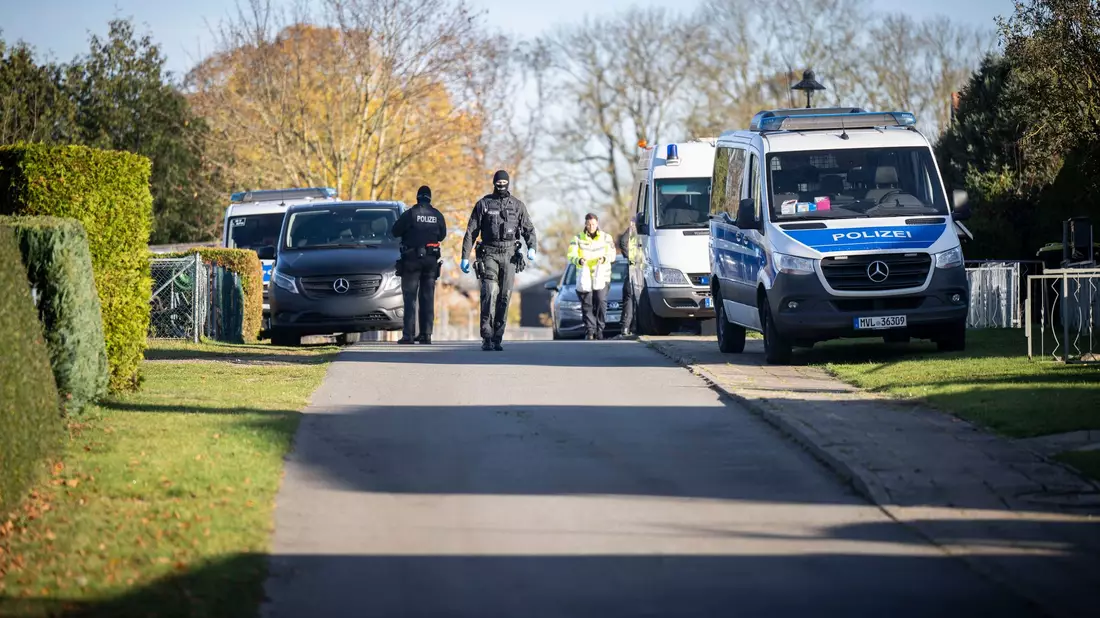 Rund 120 Einsatzkräfte durchsuchen mehrere Objekte in Reimershagen und Rum Kogel bei Güstrow. - Bild: Philip Dulian/dpa