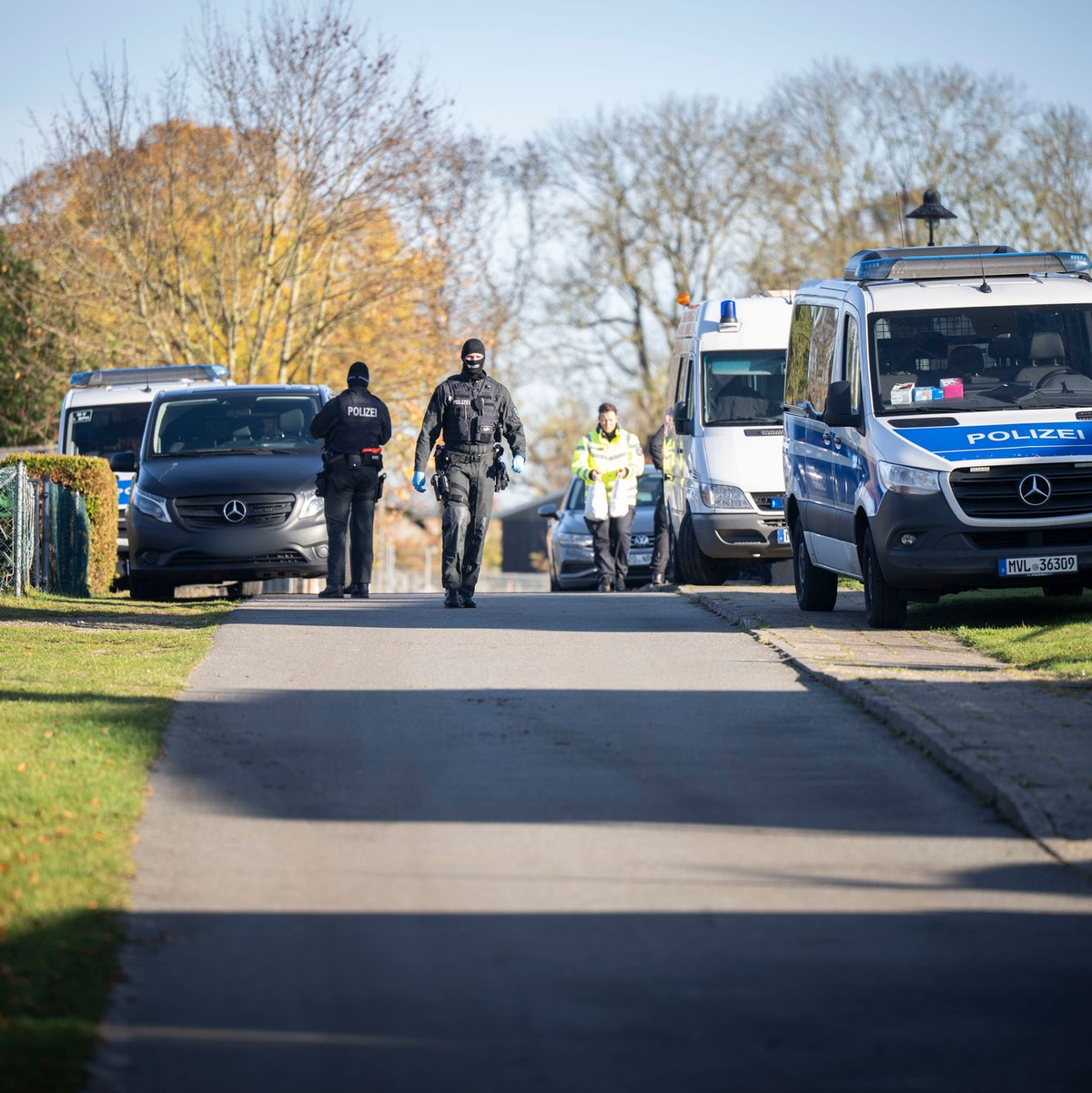 Rund 120 Einsatzkräfte durchsuchen mehrere Objekte in Reimershagen und Rum Kogel bei Güstrow. - Foto: Philip Dulian/dpa