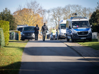Rund 120 Einsatzkräfte durchsuchen mehrere Objekte in Reimershagen und Rum Kogel bei Güstrow. - Foto: Philip Dulian/dpa