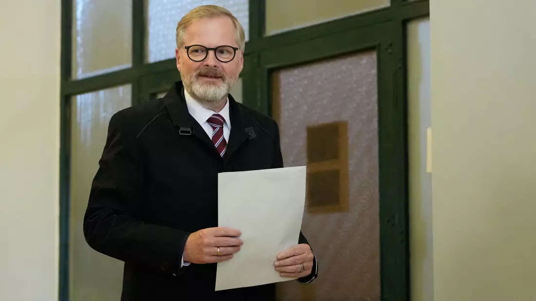 Der tschechische Regierungschef Petr Fiala gibt seine Stimme bei den Parlamentswahlen in einem Wahllokal ab. Nach der Niederlage seiner liberalkonservativen Koalition hat sein Kabinett nun seinen Rücktritt erklärt. (Archivbild) - Bild: Darko Bandic/AP/dpa