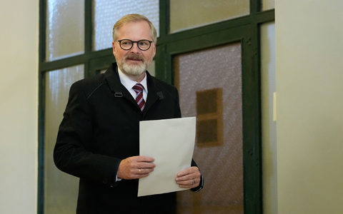 Der tschechische Regierungschef Petr Fiala gibt seine Stimme bei den Parlamentswahlen in einem Wahllokal ab. Nach der Niederlage seiner liberalkonservativen Koalition hat sein Kabinett nun seinen Rücktritt erklärt. (Archivbild) - Foto: Darko Bandic/AP/dpa