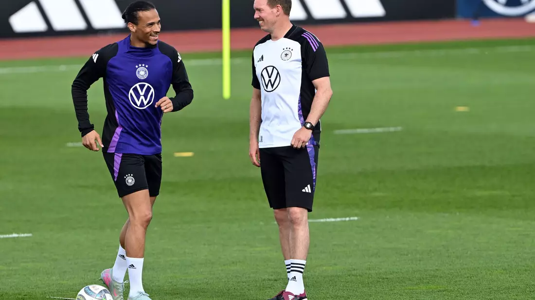 Bundestrainer Julian Nagelsmann (r) holt Leroy Sané zurück ins Nationalteam. (Archivbild) - Bild: Federico Gambarini/dpa