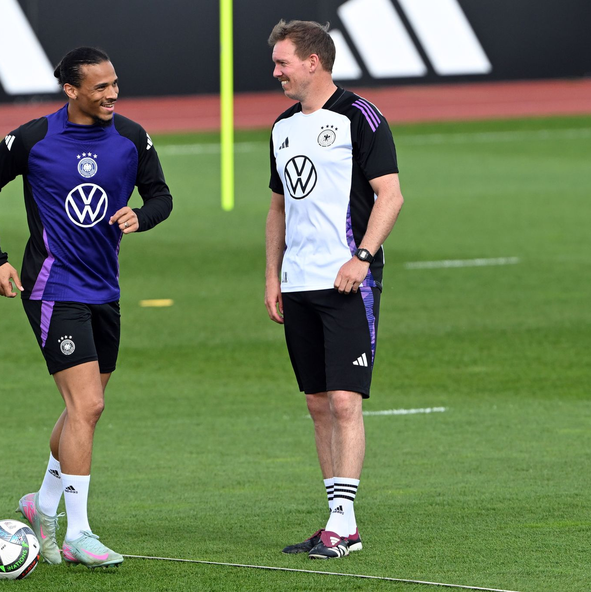 Bundestrainer Julian Nagelsmann (r) holt Leroy Sané zurück ins Nationalteam. (Archivbild) - Foto: Federico Gambarini/dpa