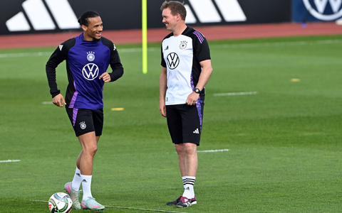 Bundestrainer Julian Nagelsmann (r) holt Leroy Sané zurück ins Nationalteam. (Archivbild) - Foto: Federico Gambarini/dpa