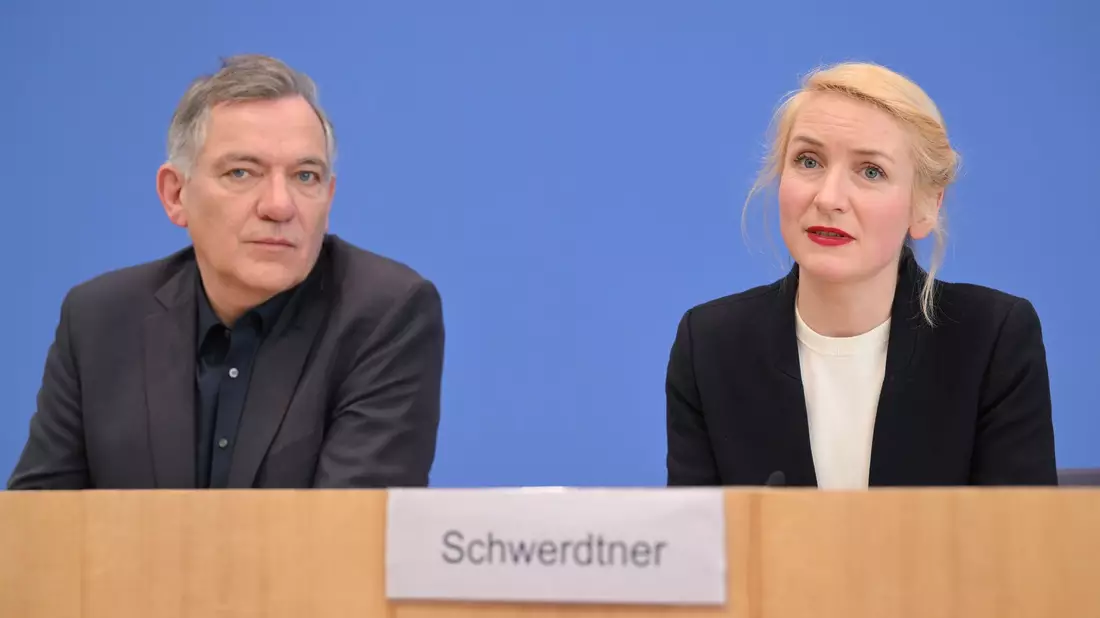Die Linkenvorsitzenden Jan van Aken und Ines Schwerdtner gehen auf Distanz zu einem Beschluss des eigenen Jugendverbands zu Israel. (Archivbild) - Bild: Soeren Stache/dpa