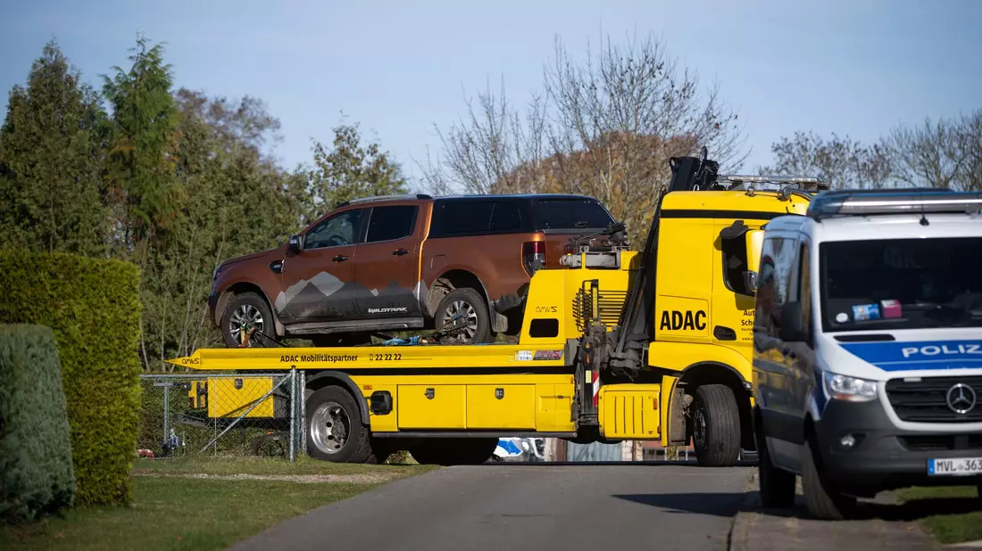 Bei einer Hausdurchsuchung im Fall des am 10. Oktober getöteten achtjährigen Fabian aus Güstrow beschlagnahmen die Ermittler einen Geländewagen. - Bild: Philip Dulian/dpa