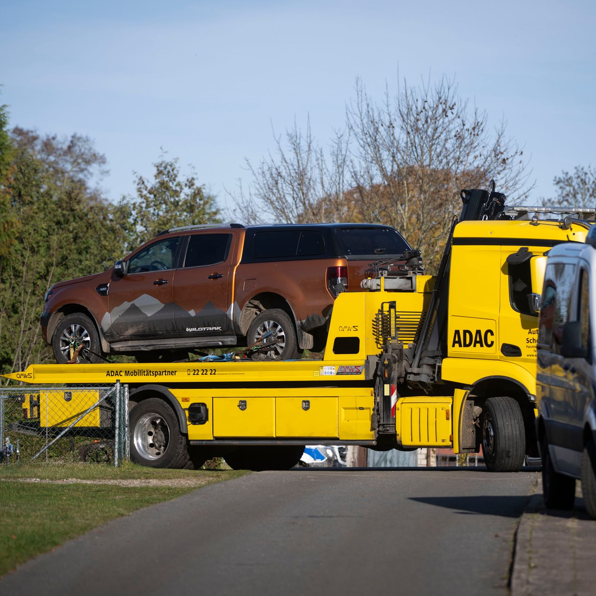 Bei einer Hausdurchsuchung im Fall des am 10. Oktober getöteten achtjährigen Fabian aus Güstrow beschlagnahmen die Ermittler einen Geländewagen. - Foto: Philip Dulian/dpa
