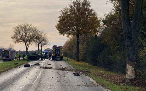 POL-WES: Moers - Pkw kollidiert mit Baum - Eine Person verletzt - Foto: presseportal.de