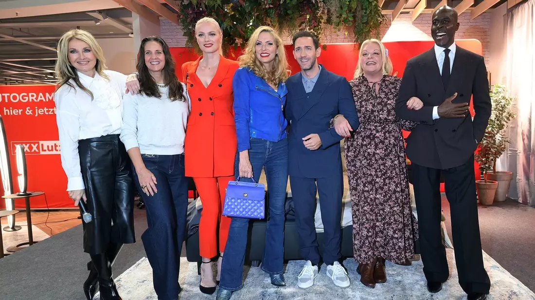 Roter Teppich beim Möbelhaus mit dem Roten Stuhl: Marcel Remus feiert die Premiere seiner Bettwäsche-Kollektion mit Stars und Sternchen bei XXXLutz - Bild: presseportal.de